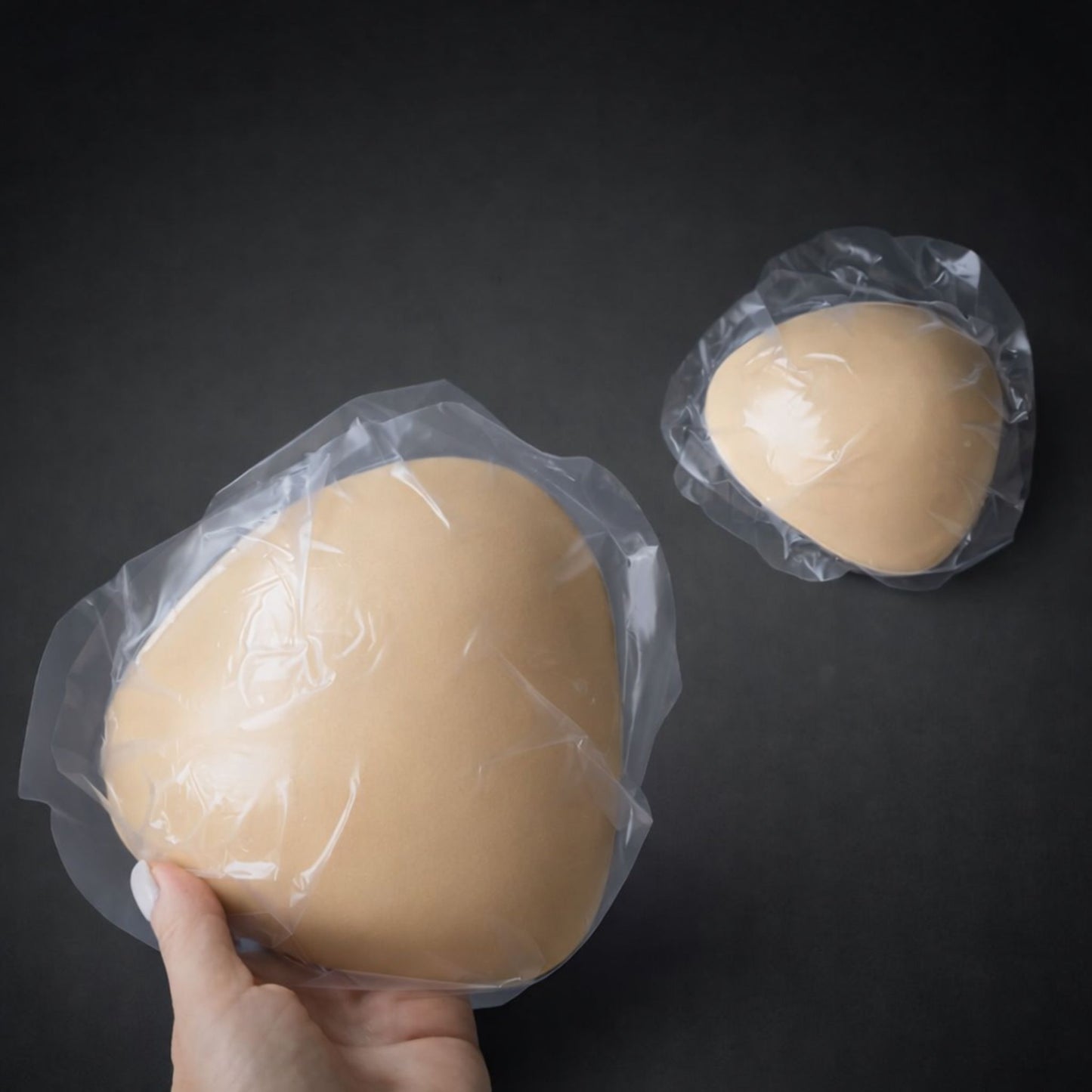 двойнозалепващи подплънки – детайл на лепящите повърхности и защитните фолиа