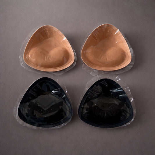 комплект двойнозалепващи триъгълни подплънки – бежови и черни за чашки A/B
