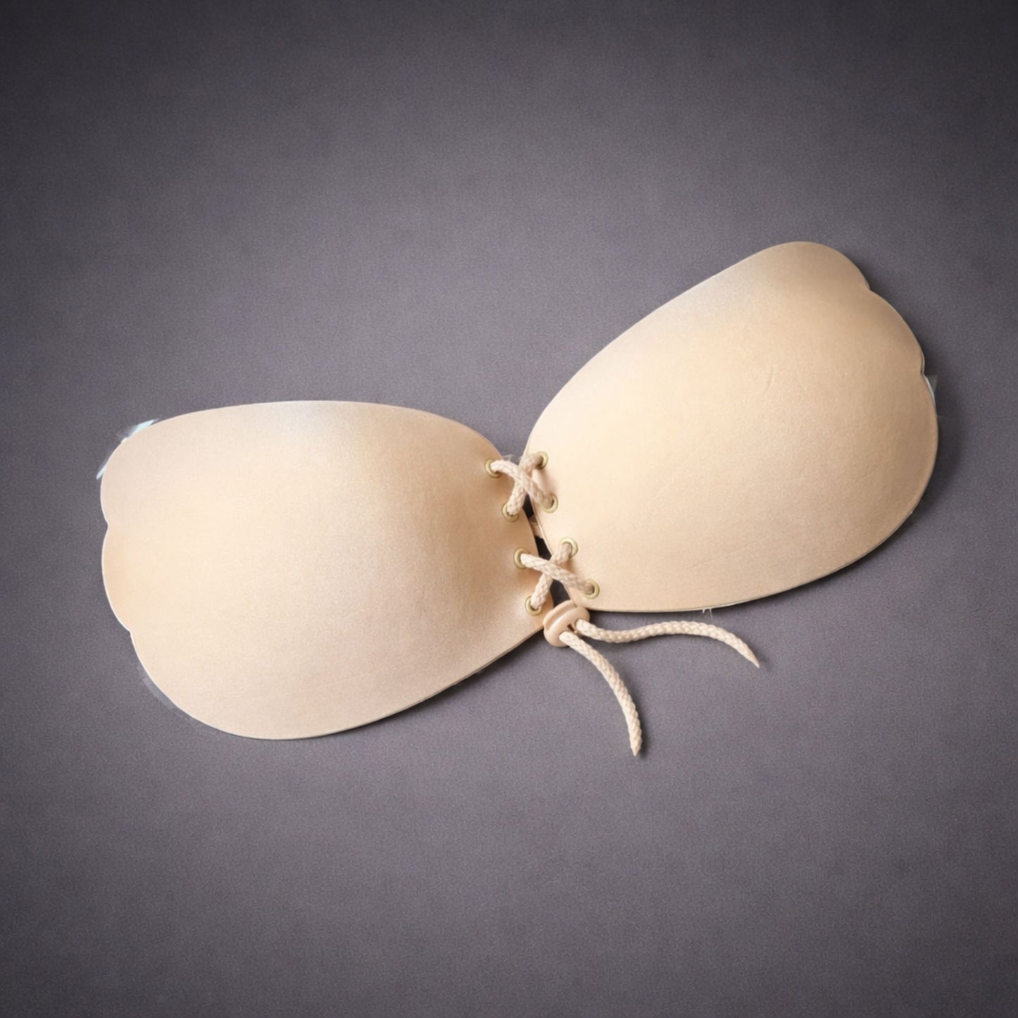 телесен самозалепващ сутиен с връзки