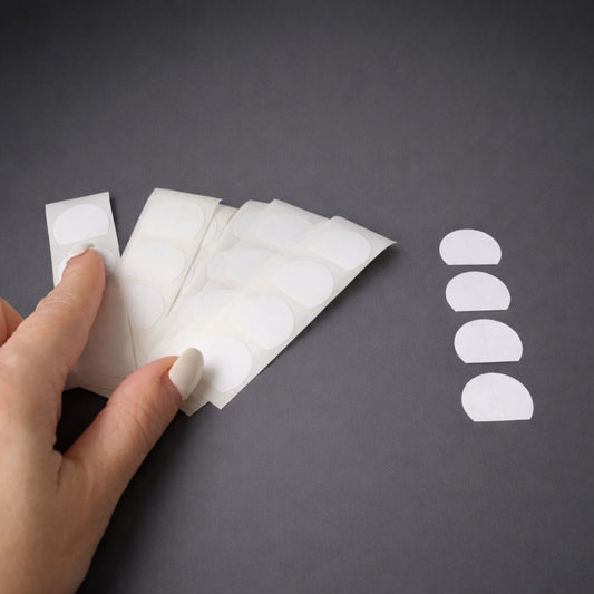 тиксо за дрехи и тяло – лепенки 2×1.5 см за отвори между копчета на риза