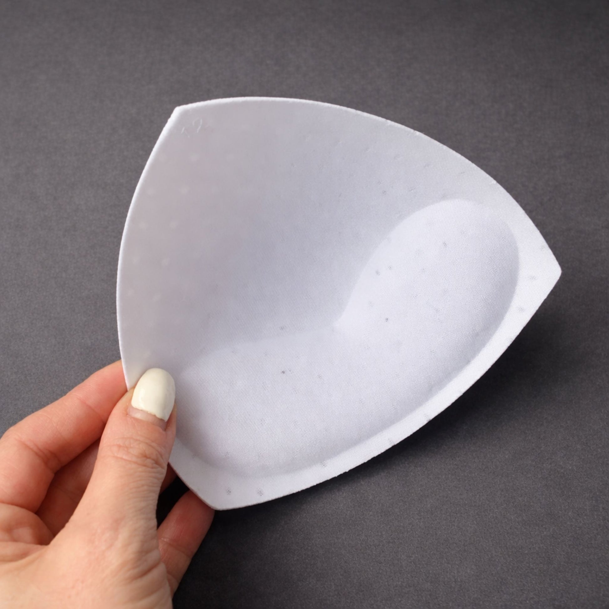 Бели подложки за гърди – триъгълни подплънки 13×13 см за сутиен