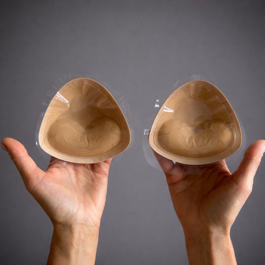 телесни двойнозалепващи триъгълни подплънки 10.5×10.5 см за чашки A/B