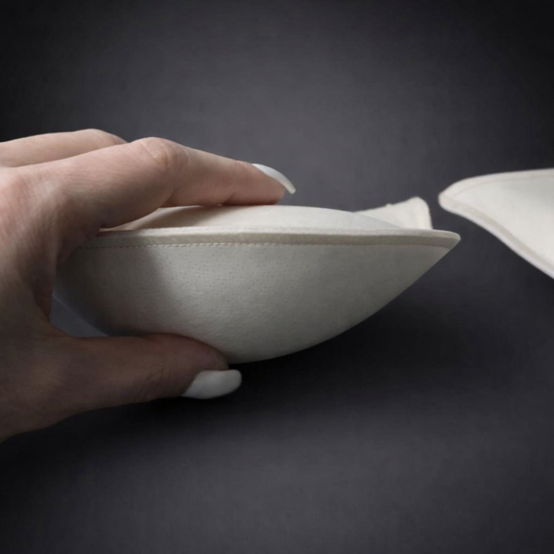 капковидни подплънки – детайл на формата и дебелината в най-дебелата част