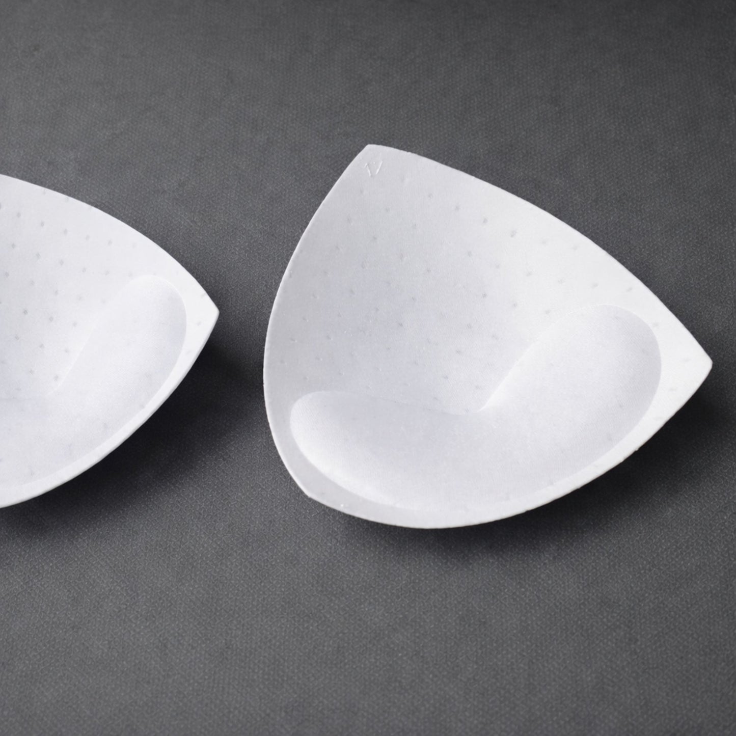 Подложки за гърди в бял цвят – леки подплънки с удебелена зона